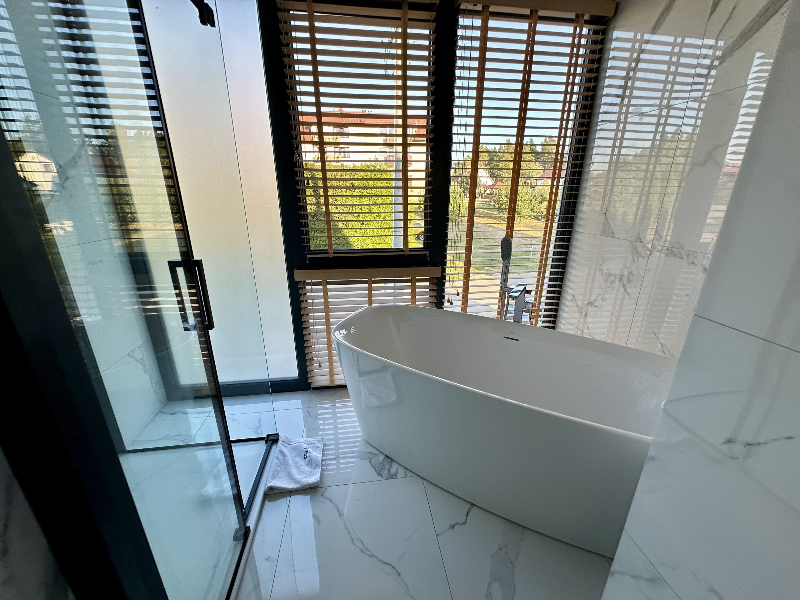 Studio DELUXE BATHTUB